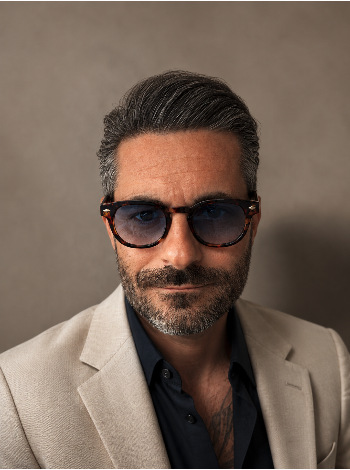 Stephan Maurer mit Sonnenbrille und hellem Sakko